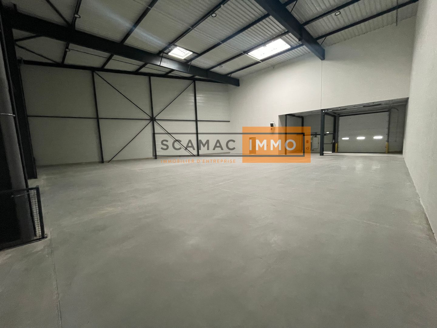 local d'activités de 461m², Osny (Val-d'Oise)