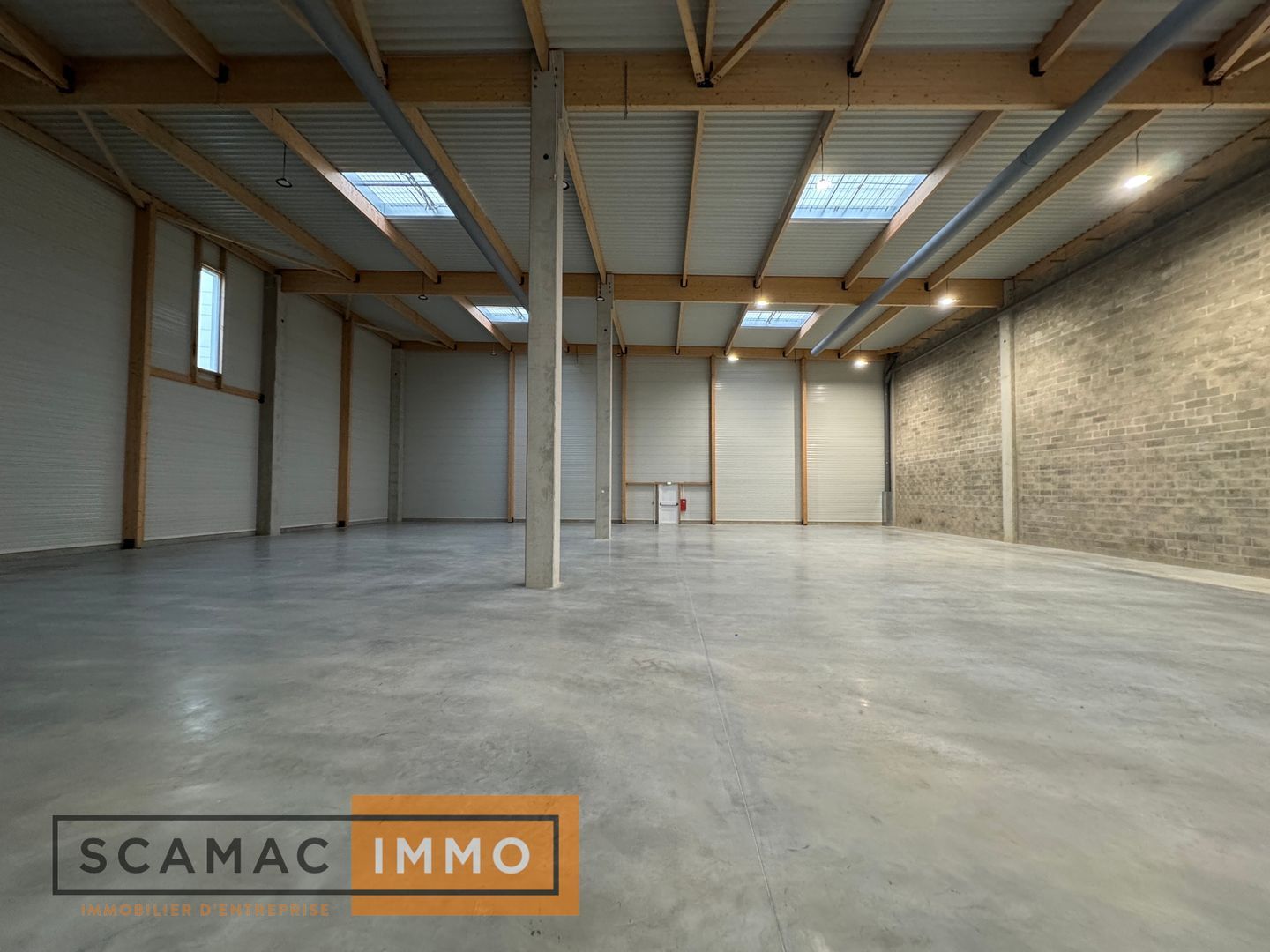 local d'activités de 1 318m², Moissy-Cramayel (Seine-et-Marne)