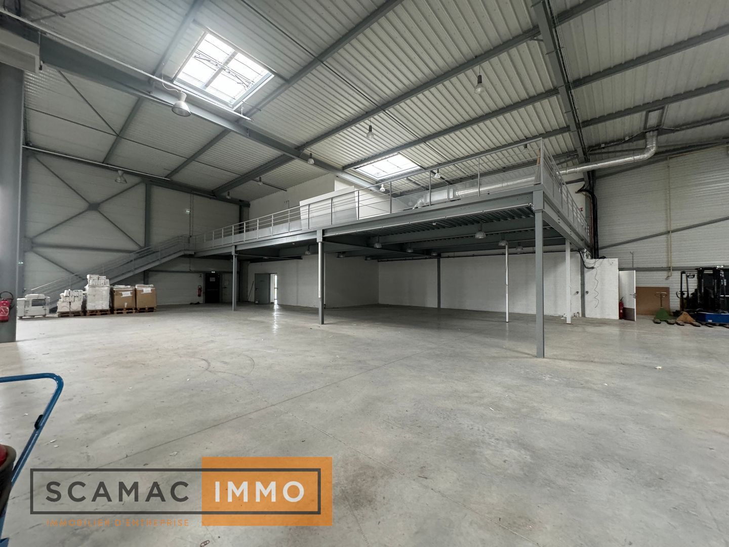 local d'activités de 3 346m², Lieusaint (Seine-et-Marne)