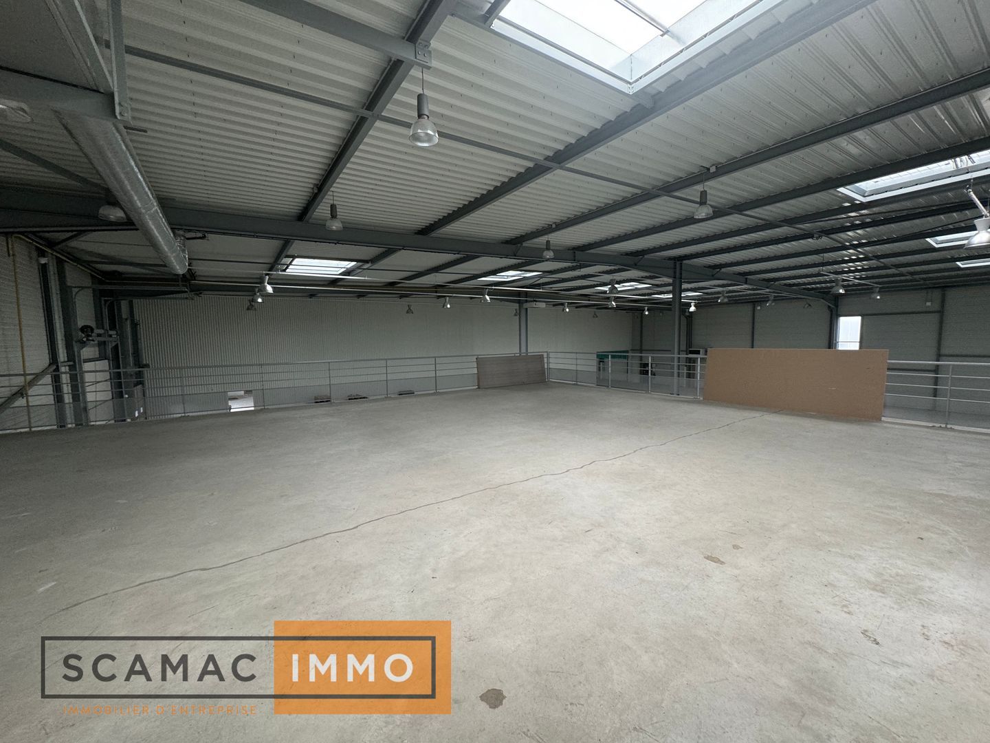 local d'activités de 3 346m², Lieusaint (Seine-et-Marne)