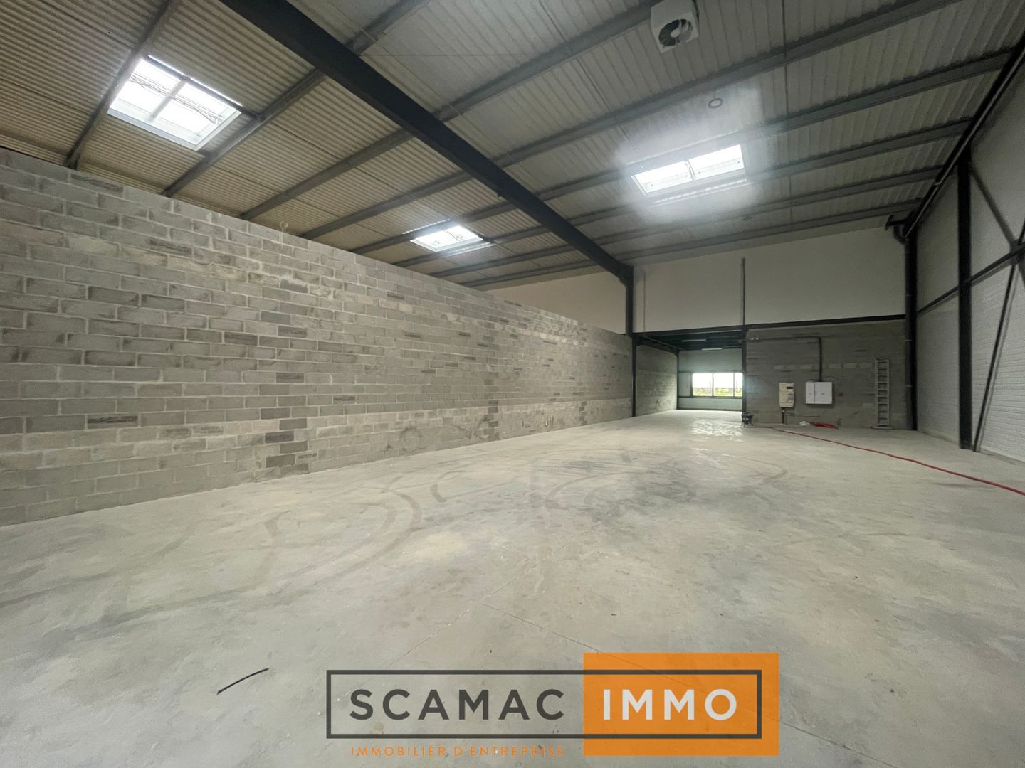 local d'activités de 1 278m², Moissy-Cramayel (Seine-et-Marne)