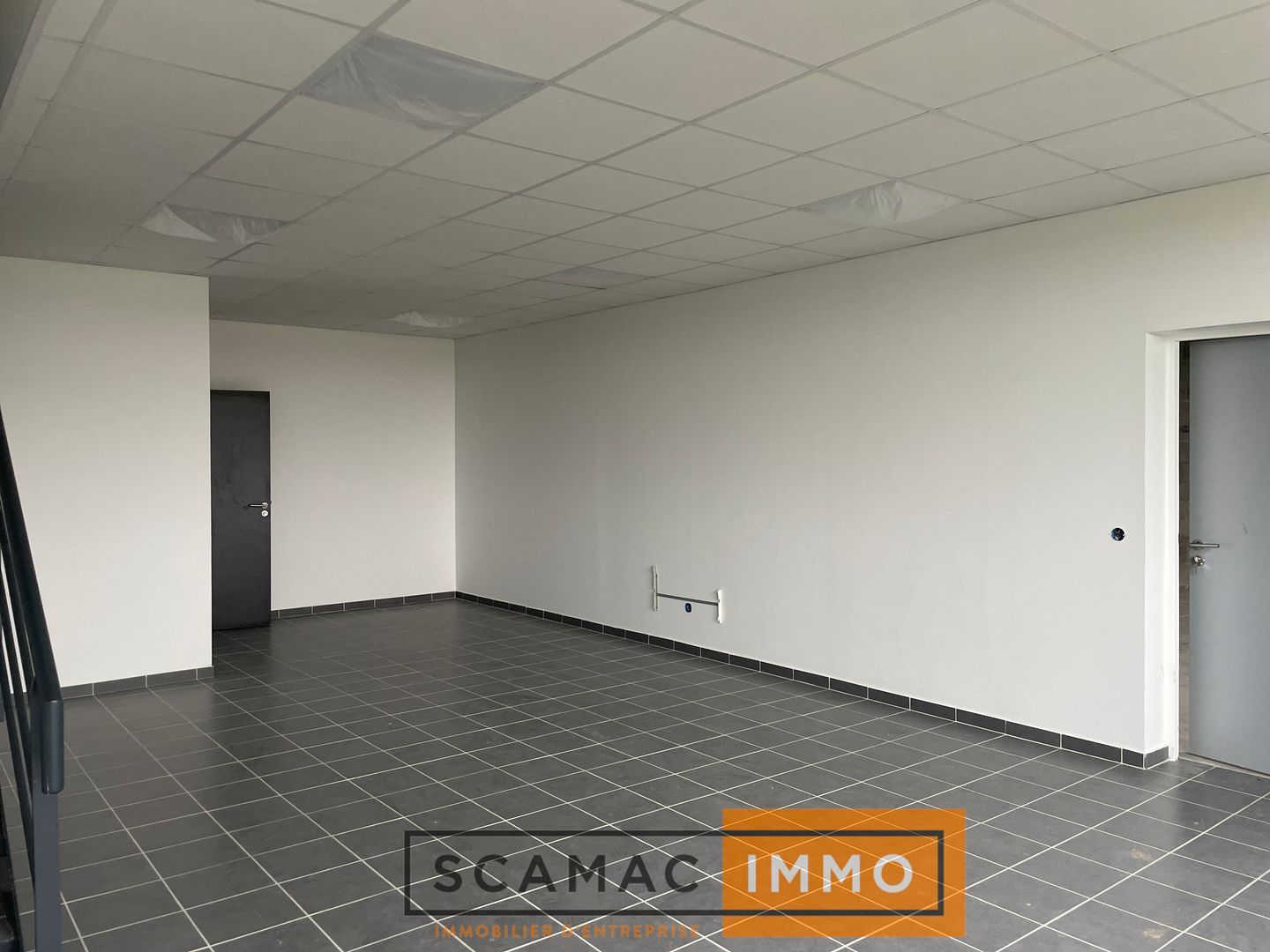 local d'activités de 1 278m², Moissy-Cramayel (Seine-et-Marne)