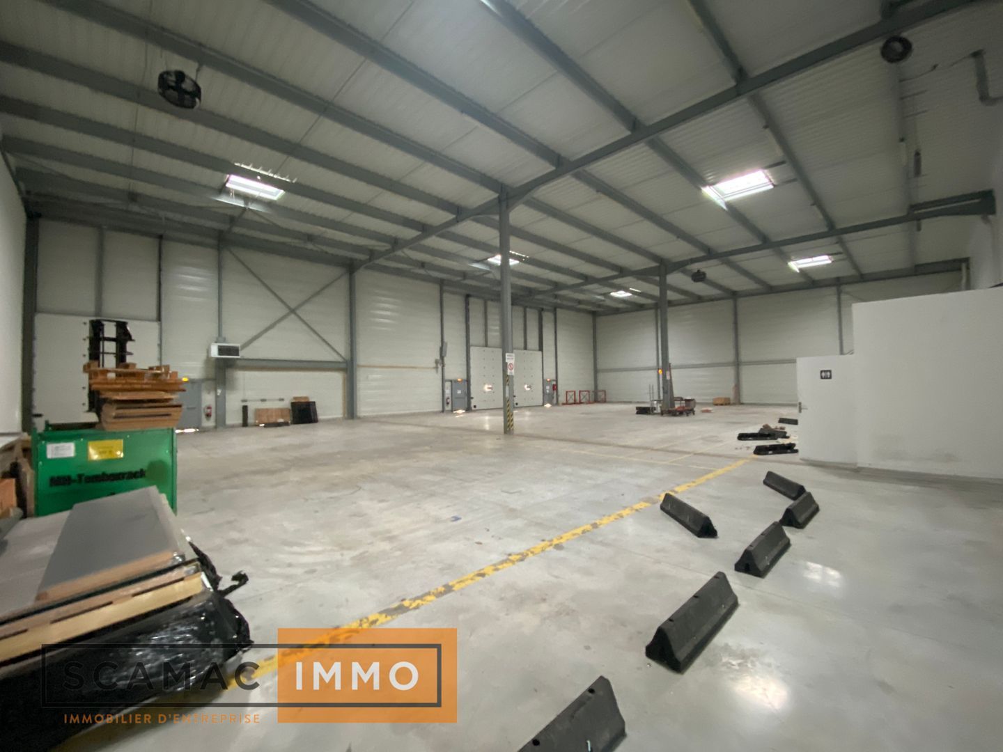 local d'activités de 3 036m², Moissy-Cramayel (Seine-et-Marne)