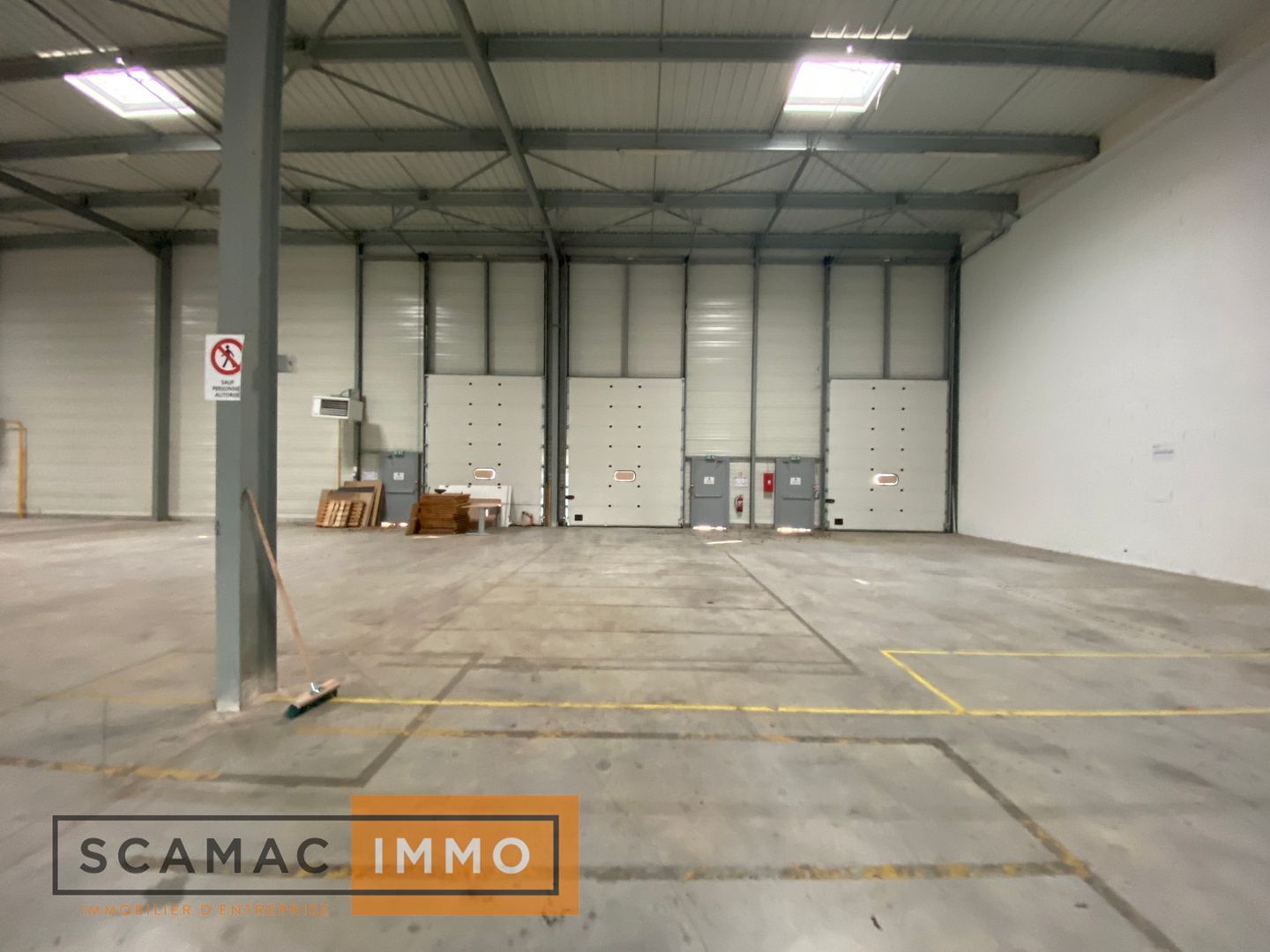 local d'activités de 3 036m², Moissy-Cramayel (Seine-et-Marne)