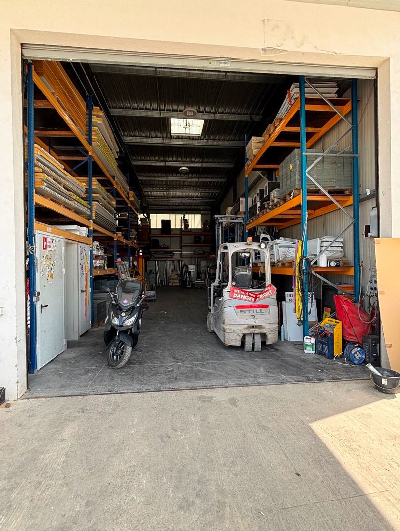 local d'activités de 504m², Fréjus (Var)