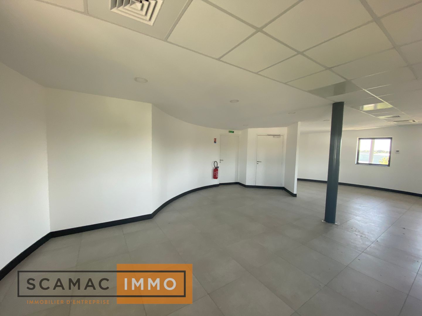 local d'activités de 1 030m², Saint-Pierre-du-Perray (Essonne)