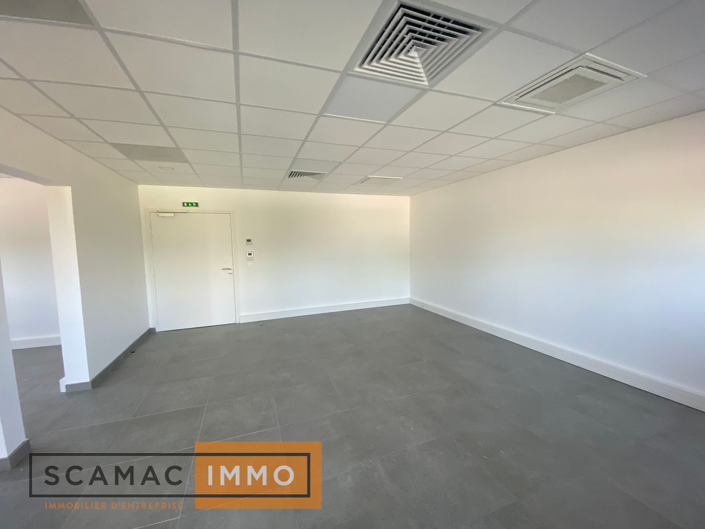 local d'activités de 1 030m², Saint-Pierre-du-Perray (Essonne)