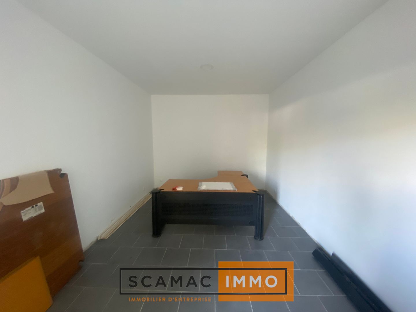 local d'activités de 667m², Gémenos (Bouches-du-Rhône)