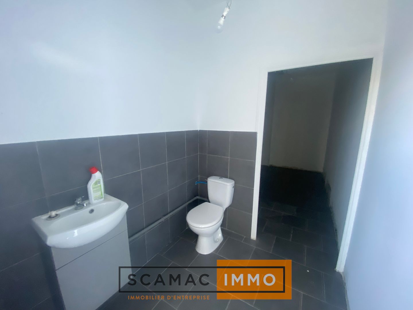 local d'activités de 667m², Gémenos (Bouches-du-Rhône)