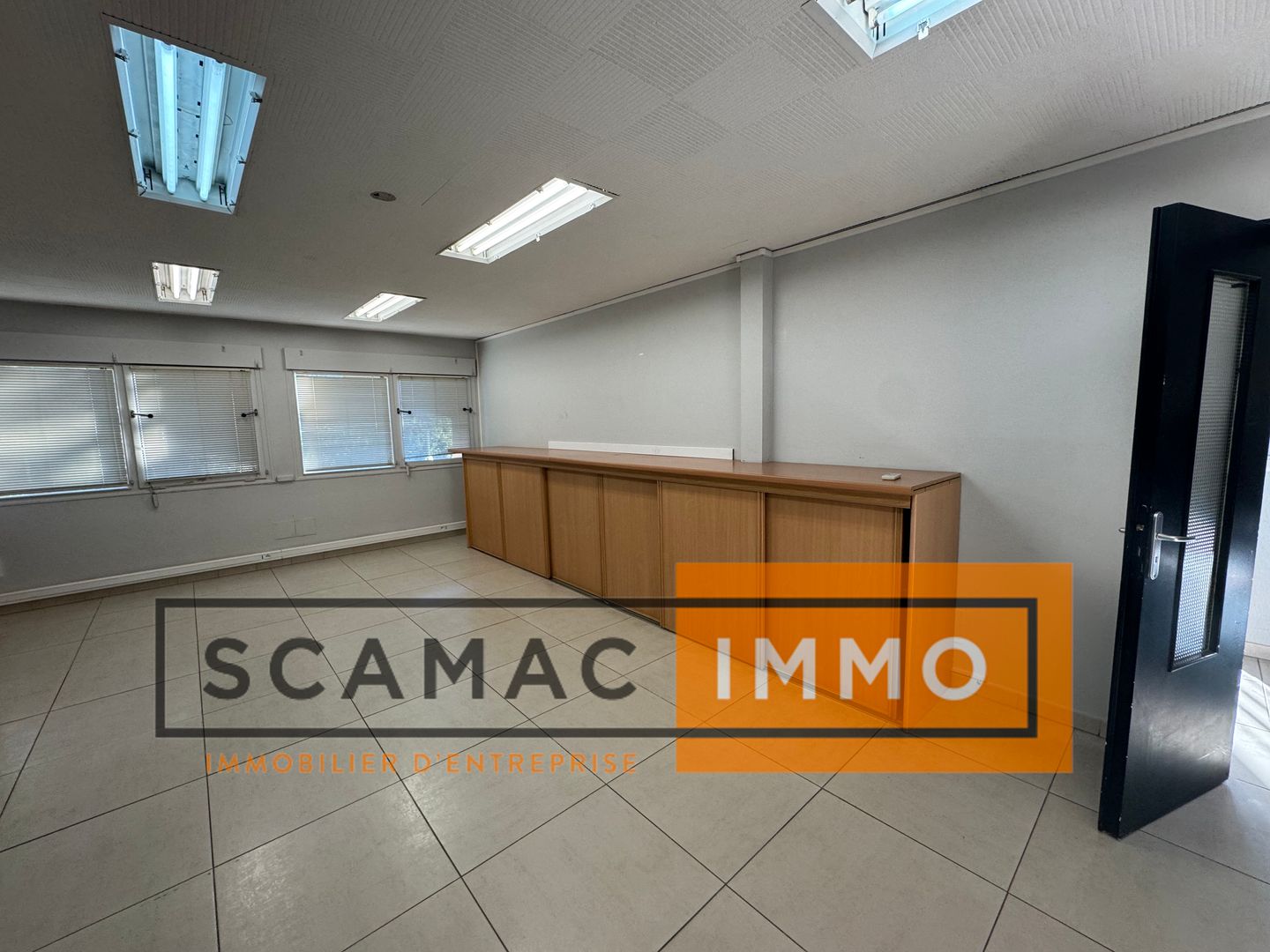 bureau de 325m², Vitrolles (Bouches-du-Rhône)