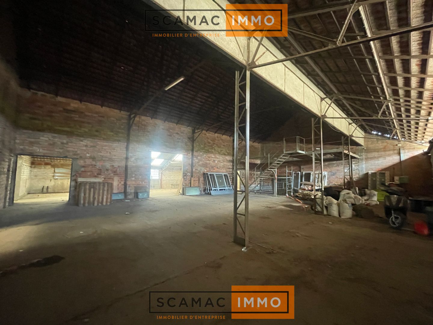 locaux mixtes de 1&nbsp;888m², Outarville (Loiret)