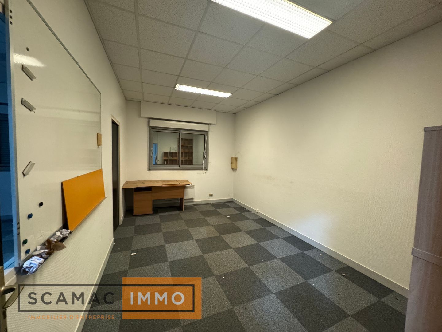 entrepôt de 1 597m², Dammarie-les-Lys (Seine-et-Marne)
