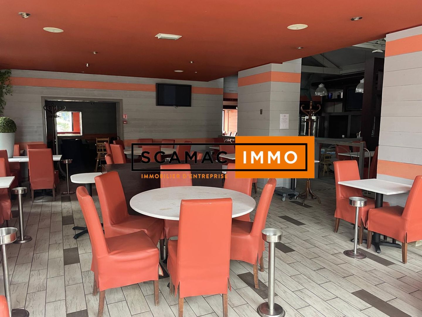 local commercial de 700m², Coignières (Yvelines)