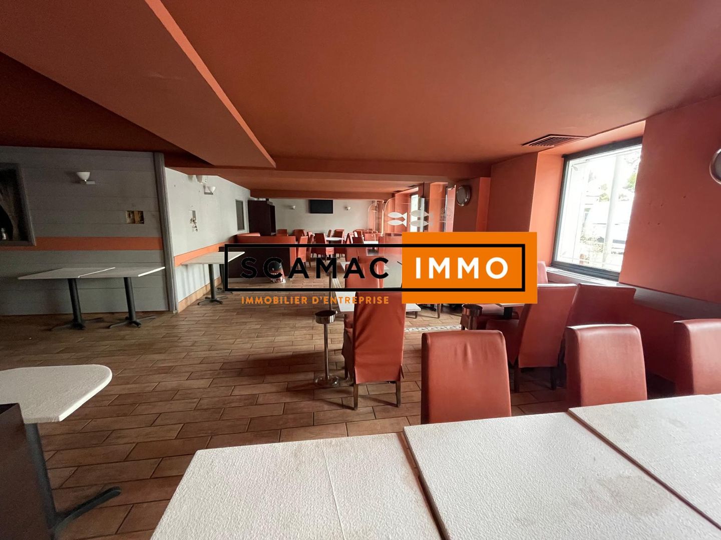 local commercial de 700m², Coignières (Yvelines)