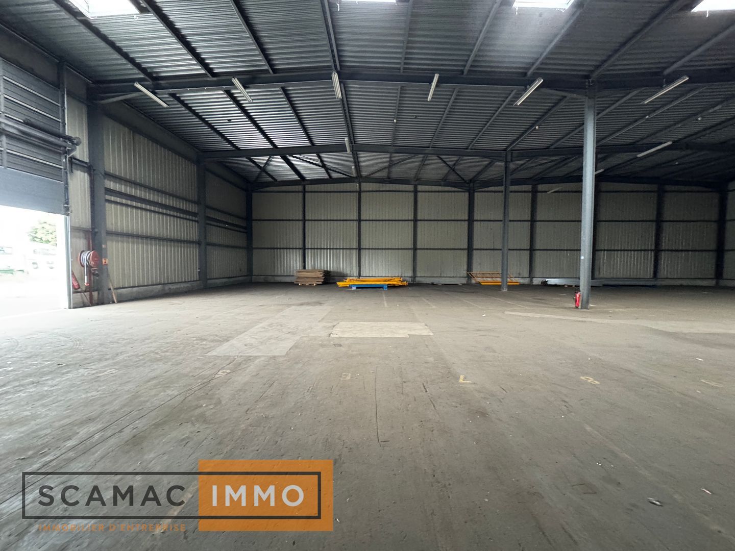 entrepôt de 1 268m², Le Plessis-Pâté (Essonne)