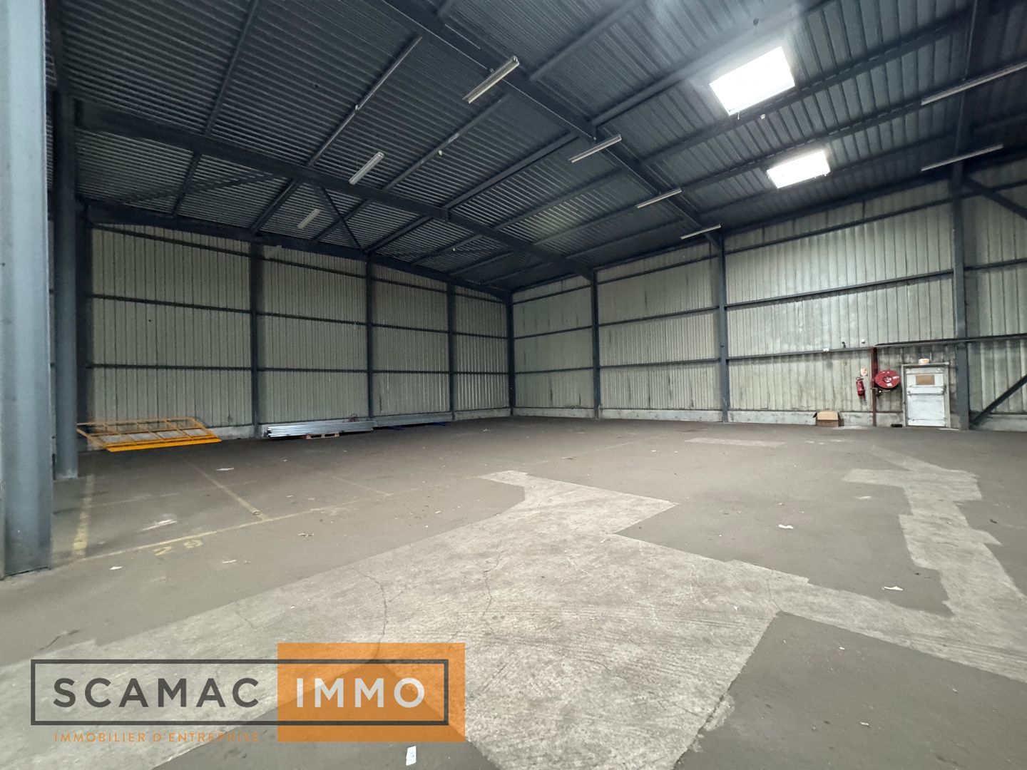 entrepôt de 1 268m², Le Plessis-Pâté (Essonne)