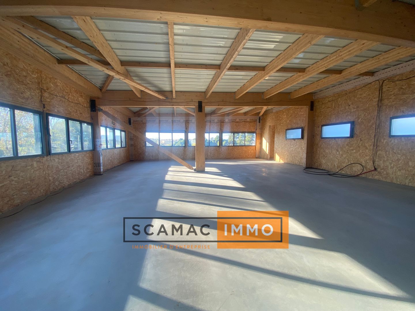 local commercial de 350m², Marignane (Bouches-du-Rhône)