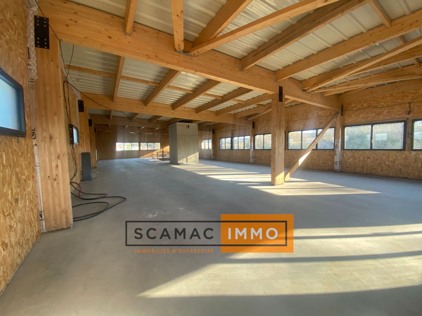 local commercial de 350m², Marignane (Bouches-du-Rhône)