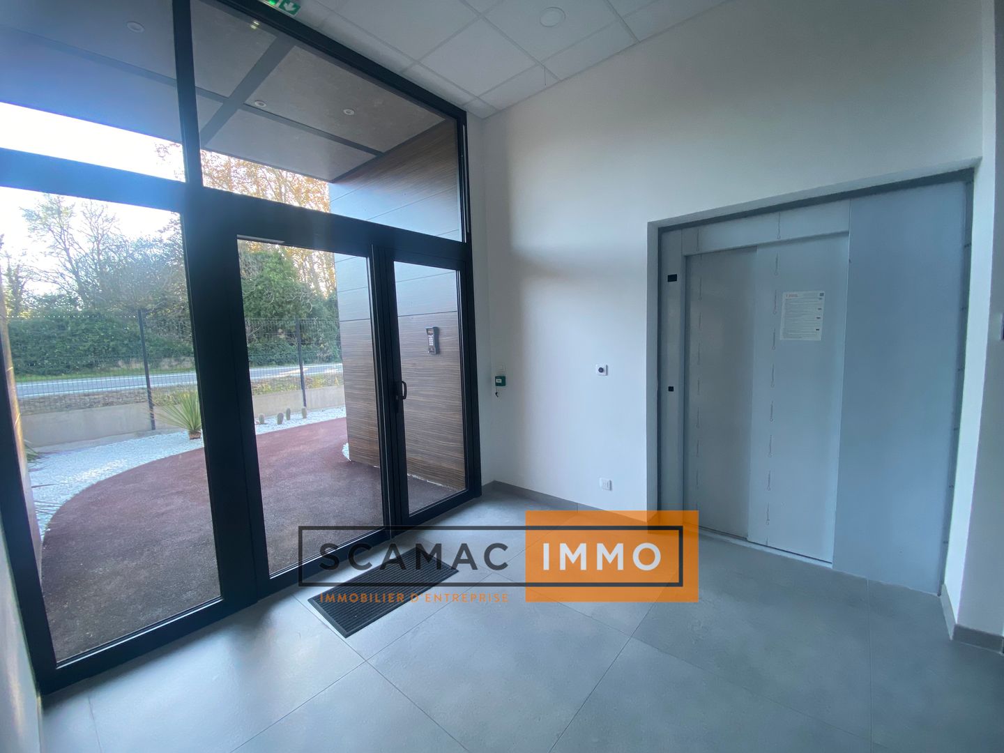 local commercial de 350m², Marignane (Bouches-du-Rhône)