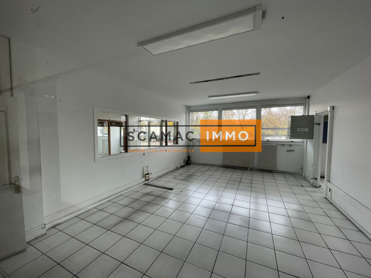 local d'activités de 2 245m², Villeneuve-la-Garenne (Hauts-de-Seine)