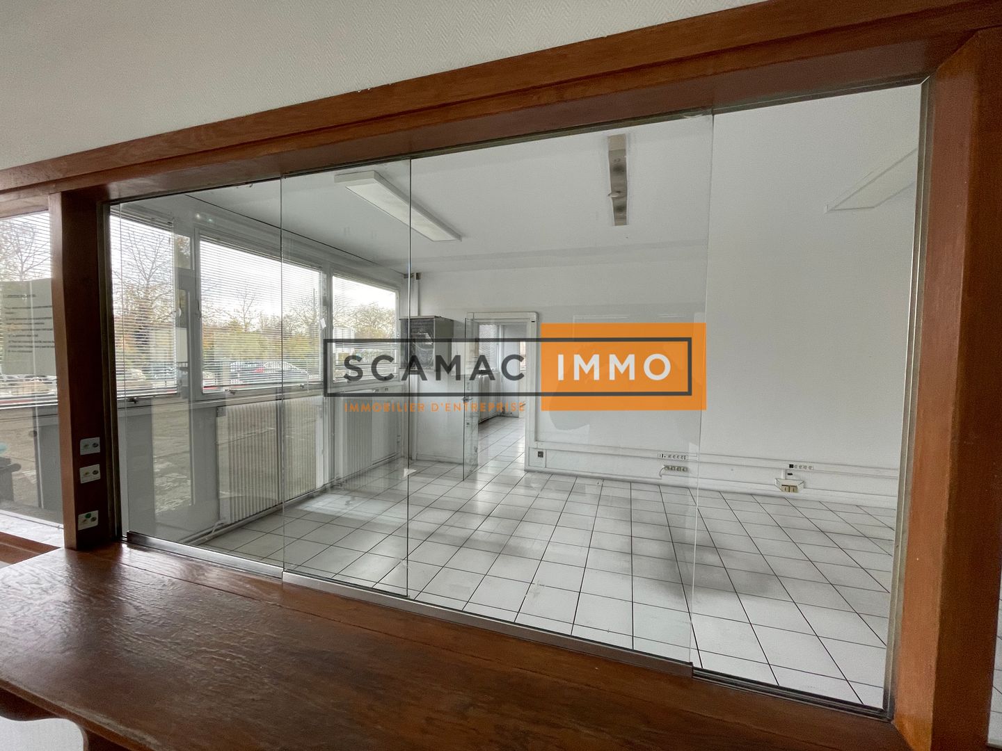 local d'activités de 2 245m², Villeneuve-la-Garenne (Hauts-de-Seine)