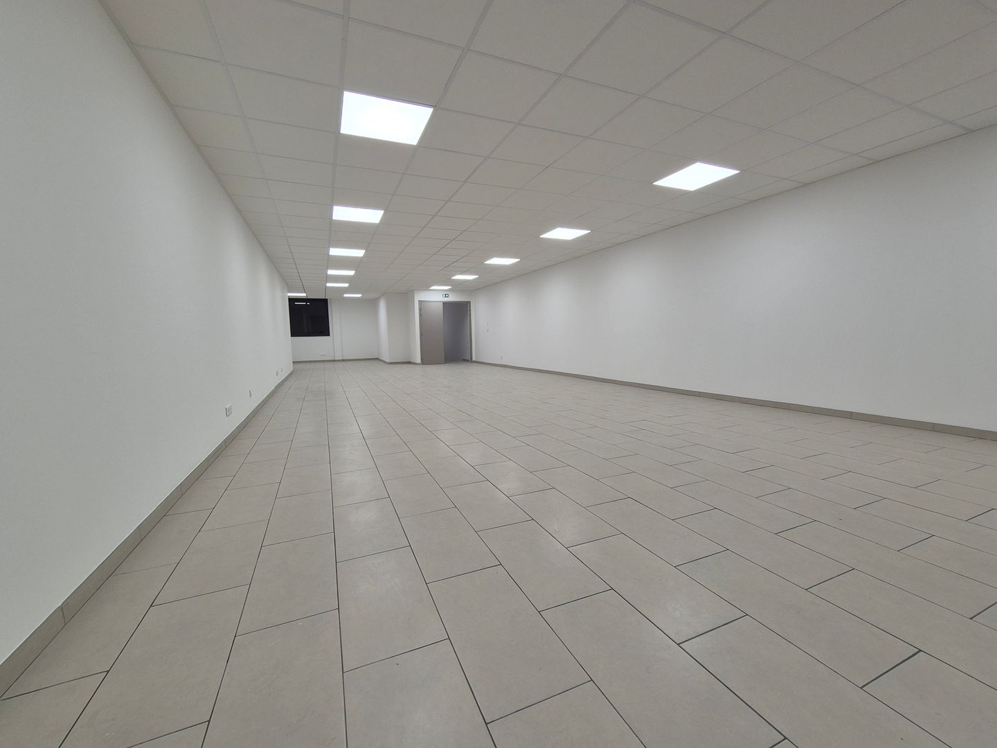 local d'activités de 417m², Villeneuve-sous-Dammartin (Seine-et-Marne)