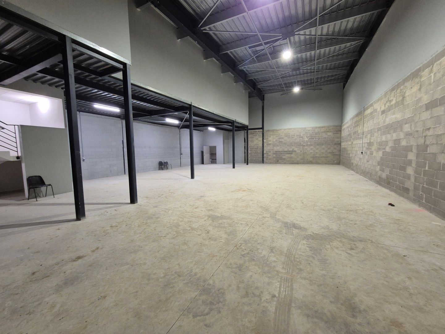 local d'activités de 417m², Villeneuve-sous-Dammartin (Seine-et-Marne)