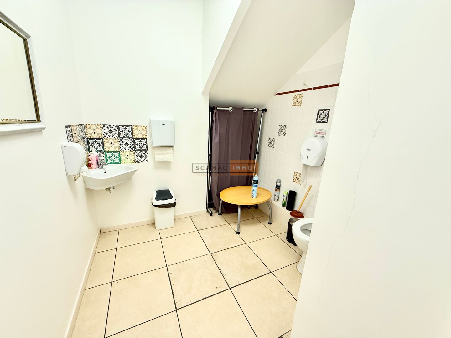 local d'activités de 458m², Fréjus (Var)