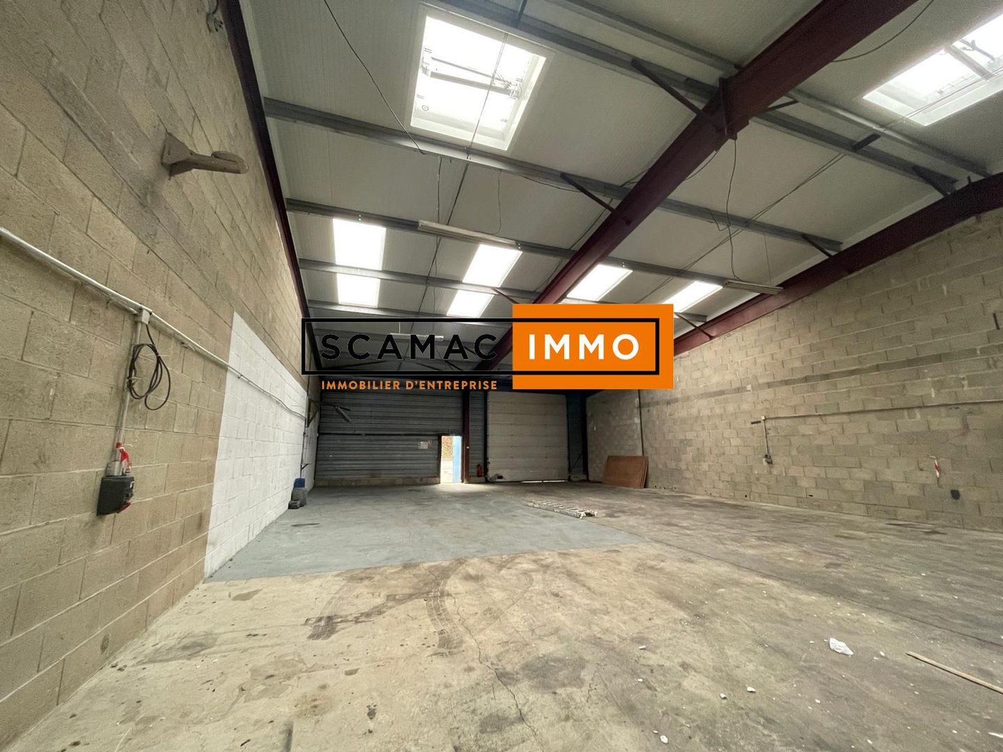 local d'activités de 421m², Ecquevilly (Yvelines)