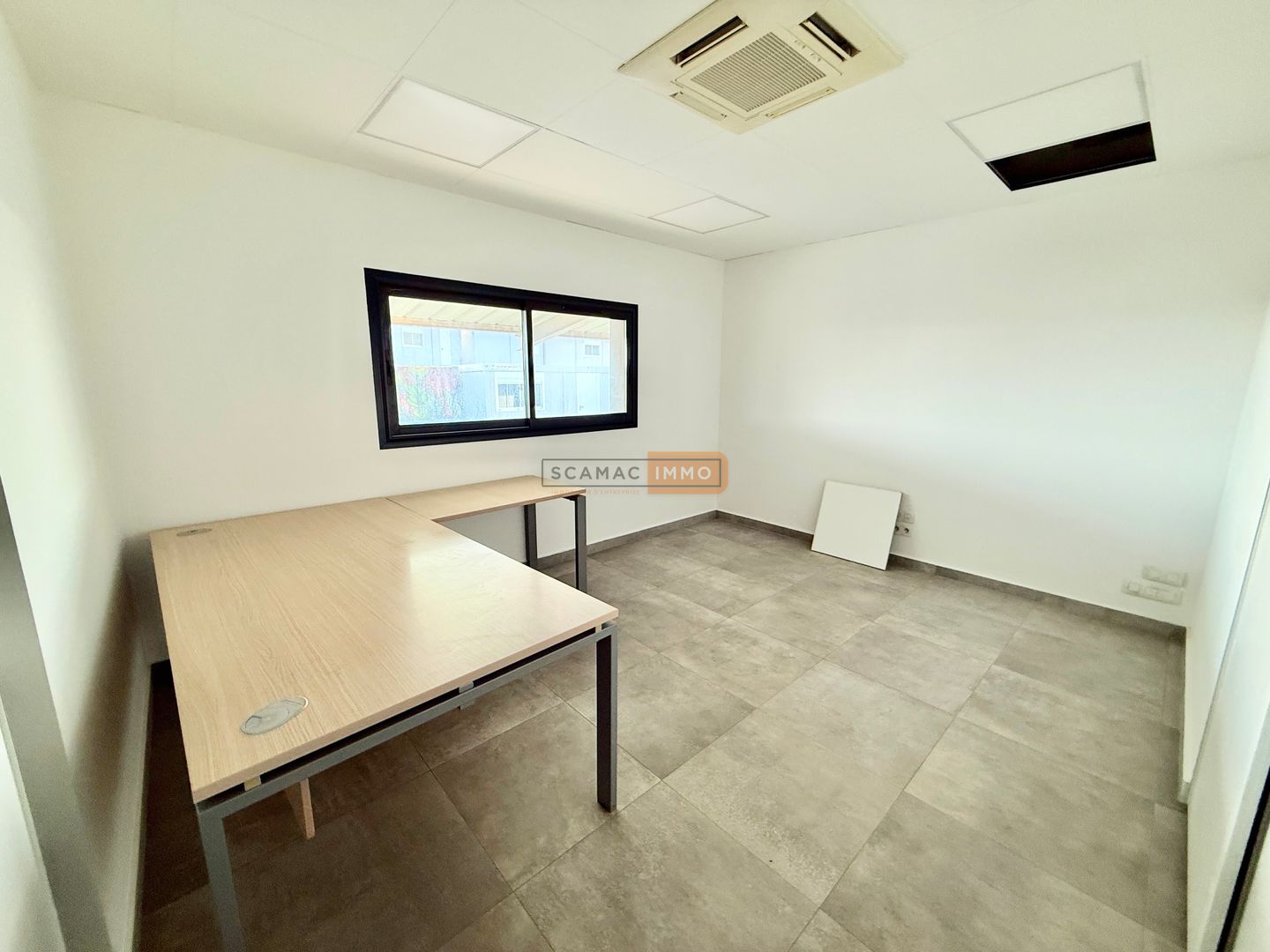 bureau de 75m², FREJUS ()