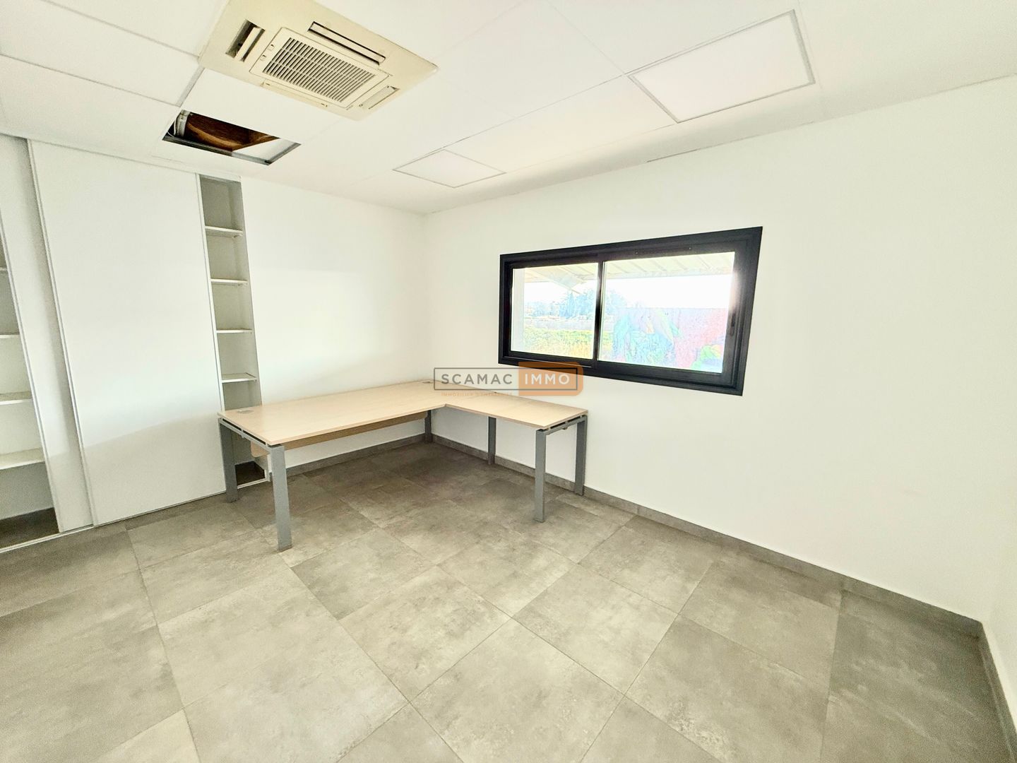 bureau de 75m², FREJUS ()