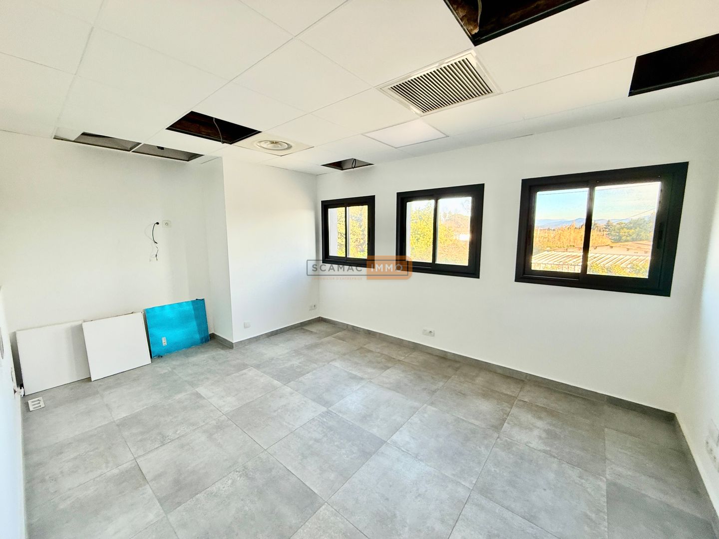 bureau de 75m², FREJUS ()