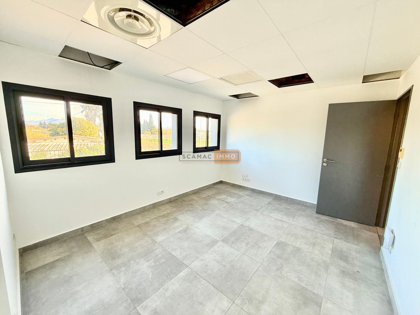 bureau de 75m², FREJUS ()