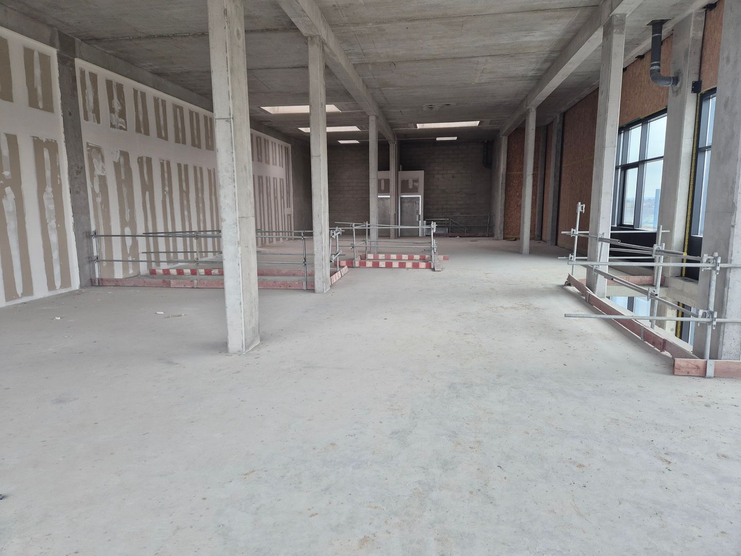 local commercial de 663m², Tremblay-en-France (Seine-Saint-Denis)