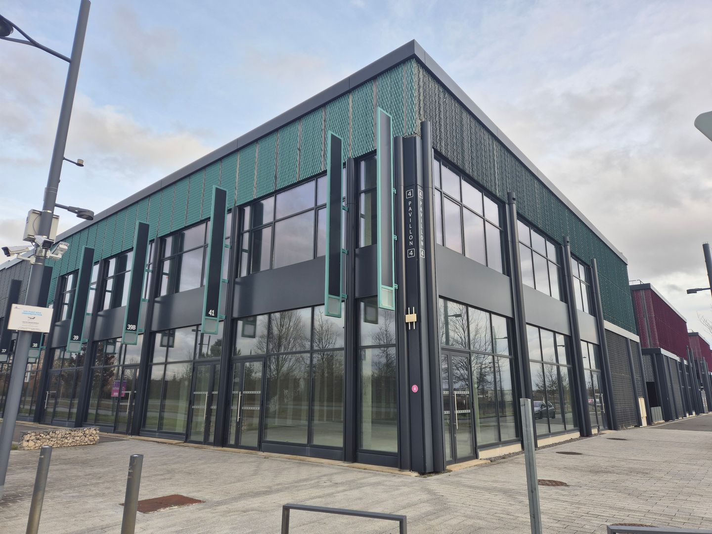 local commercial de 663m², Tremblay-en-France (Seine-Saint-Denis)