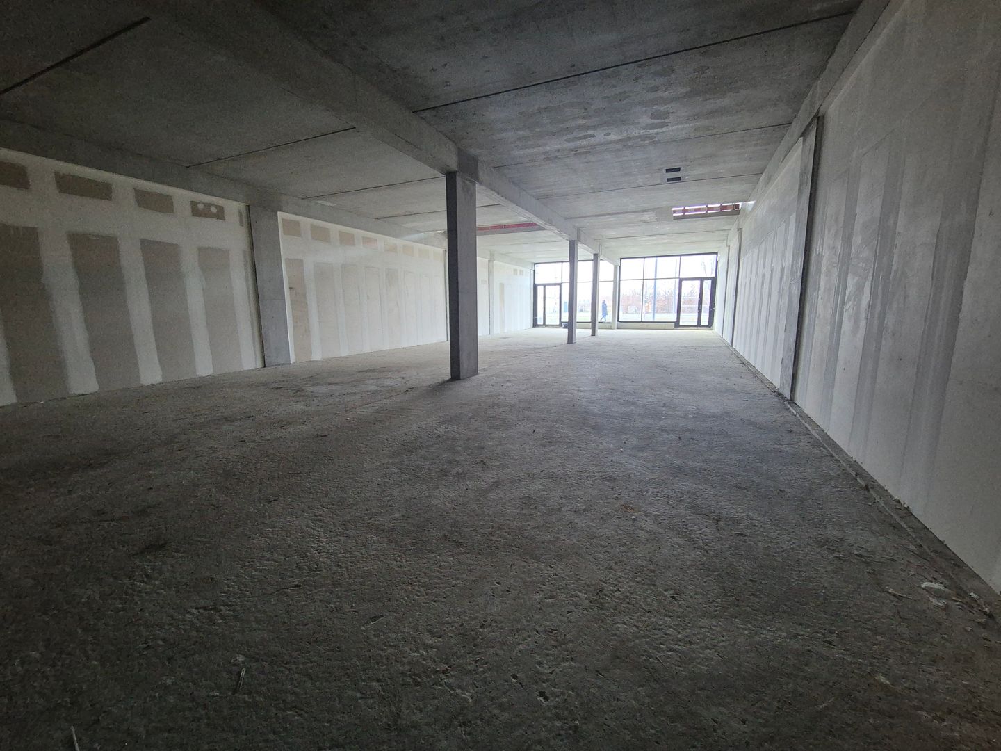 local commercial de 568m², Tremblay-en-France (Seine-Saint-Denis)