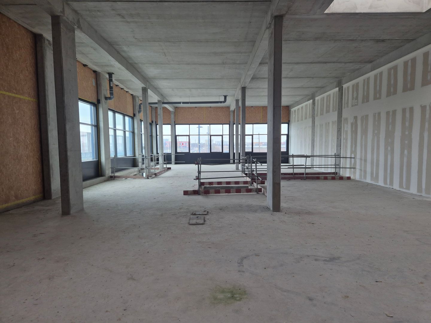 local commercial de 663m², Tremblay-en-France (Seine-Saint-Denis)