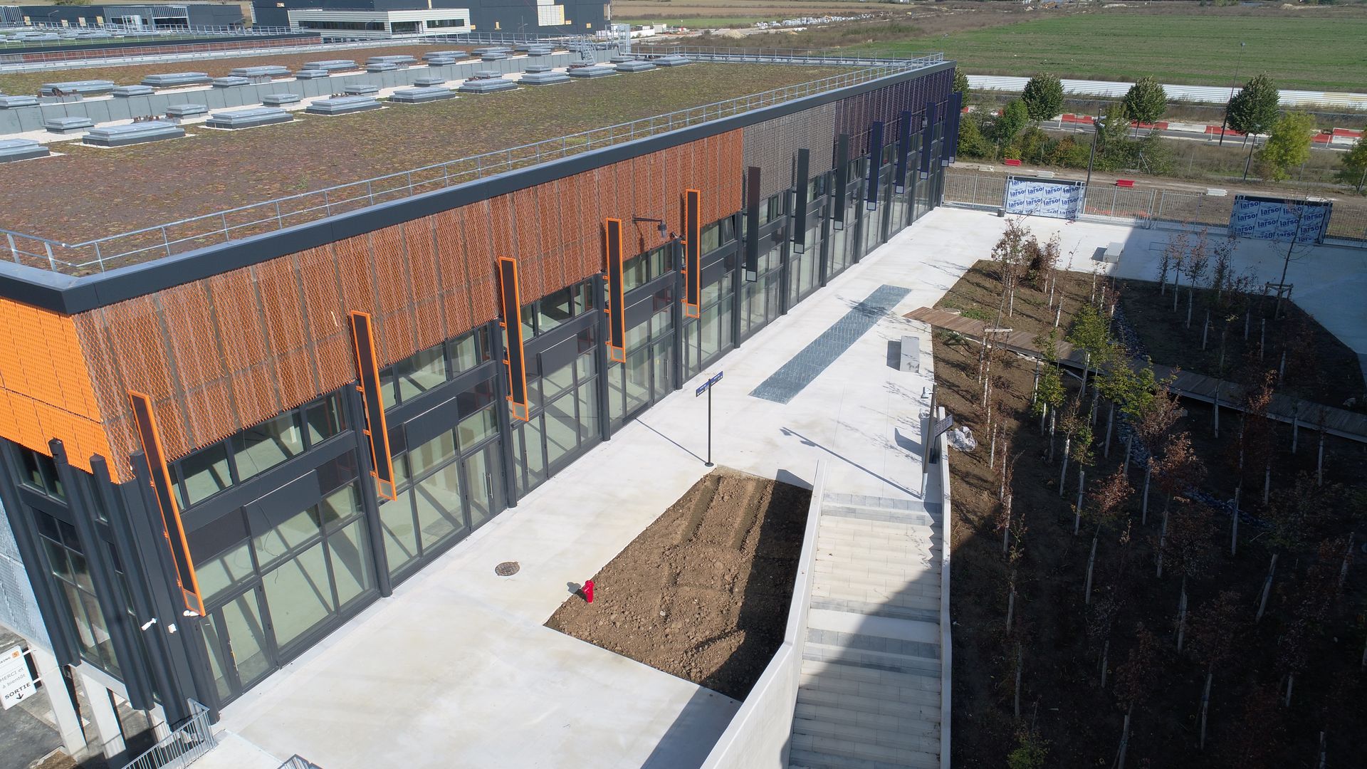 local commercial de 350m², Tremblay-en-France (Seine-Saint-Denis)