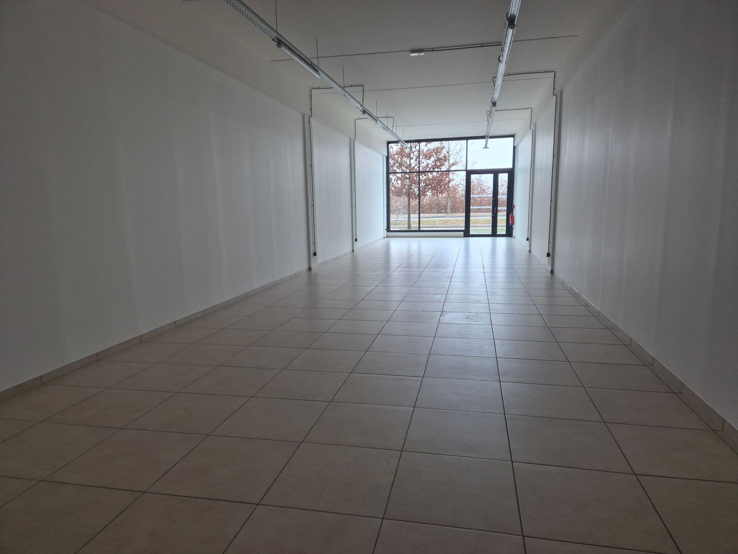 local commercial de 350m², Tremblay-en-France (Seine-Saint-Denis)