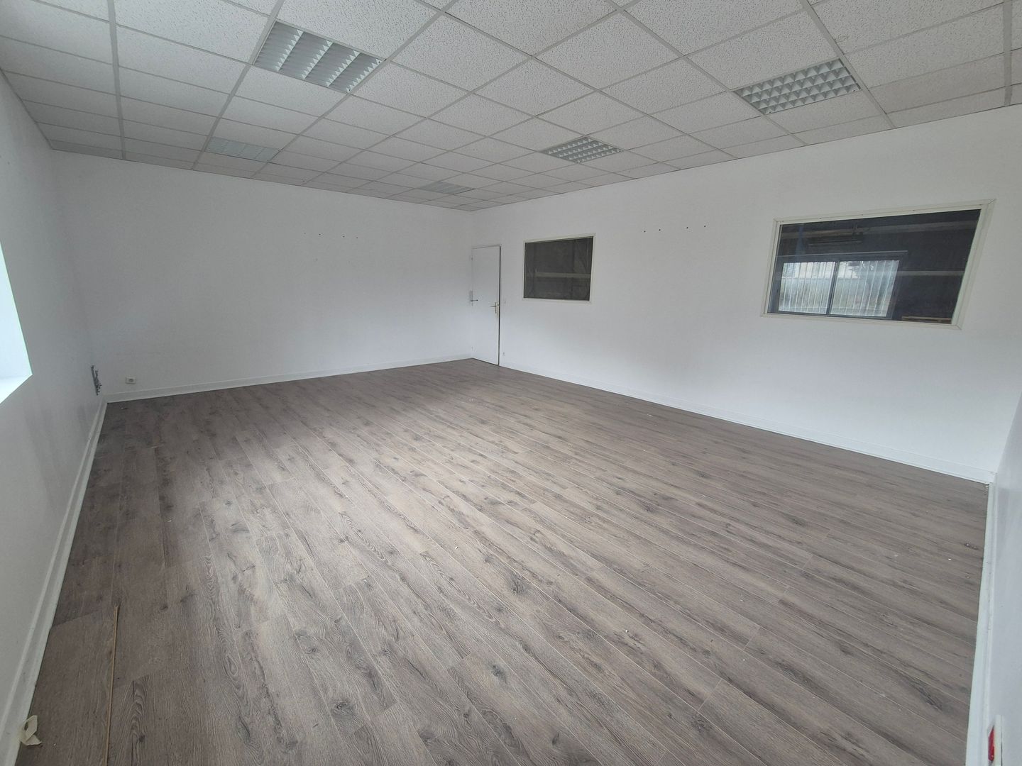 local d'activités de 734m², Saint-Maximin (Oise)