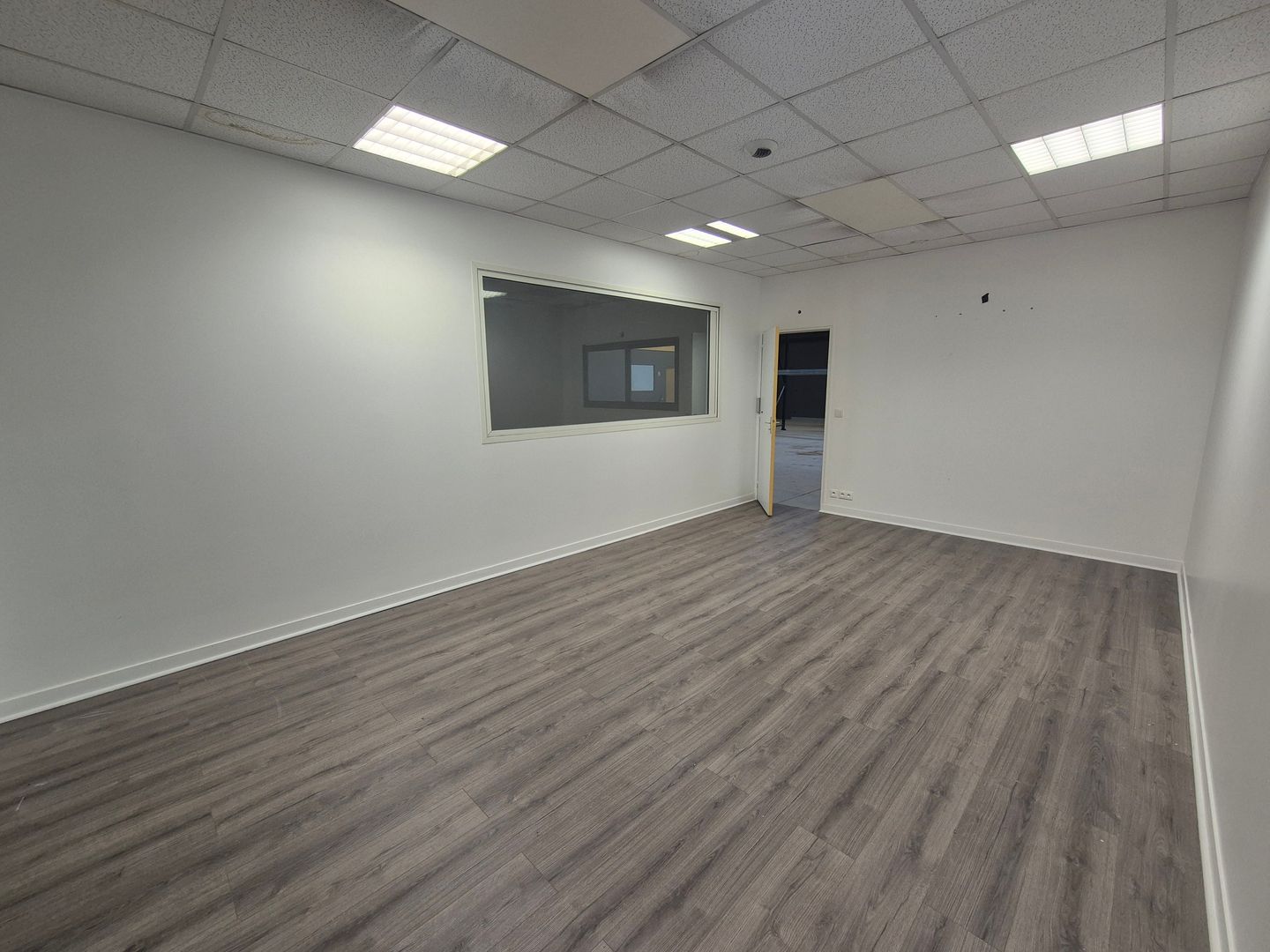 local d'activités de 734m², Saint-Maximin (Oise)