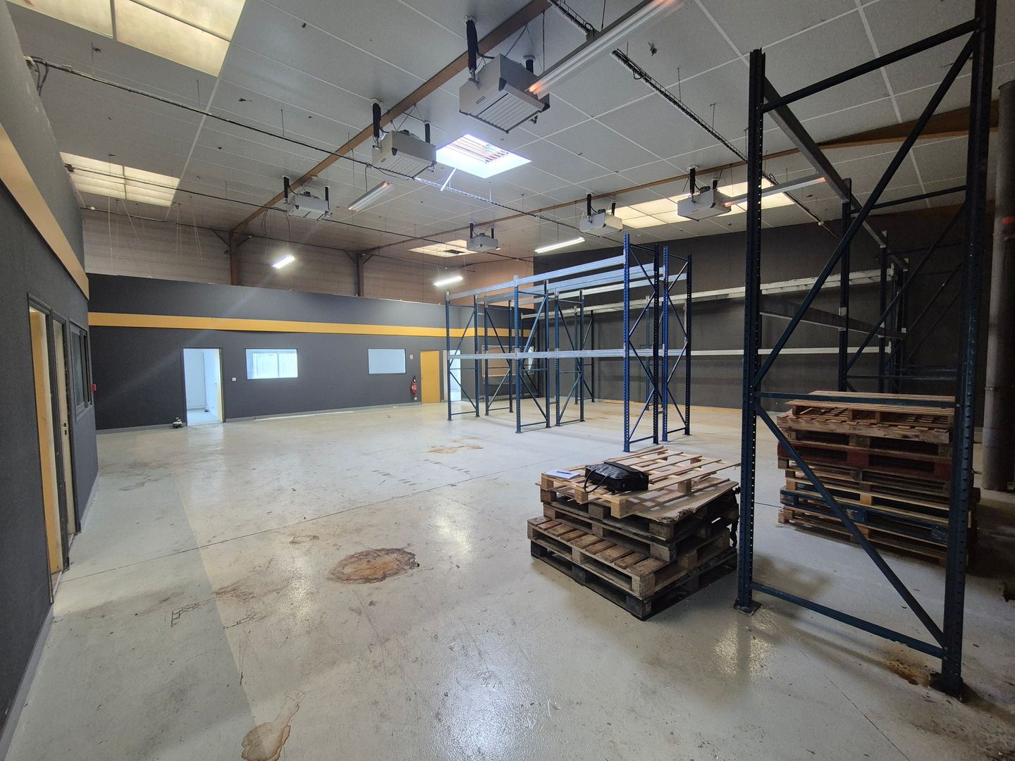 local d'activités de 734m², Saint-Maximin (Oise)