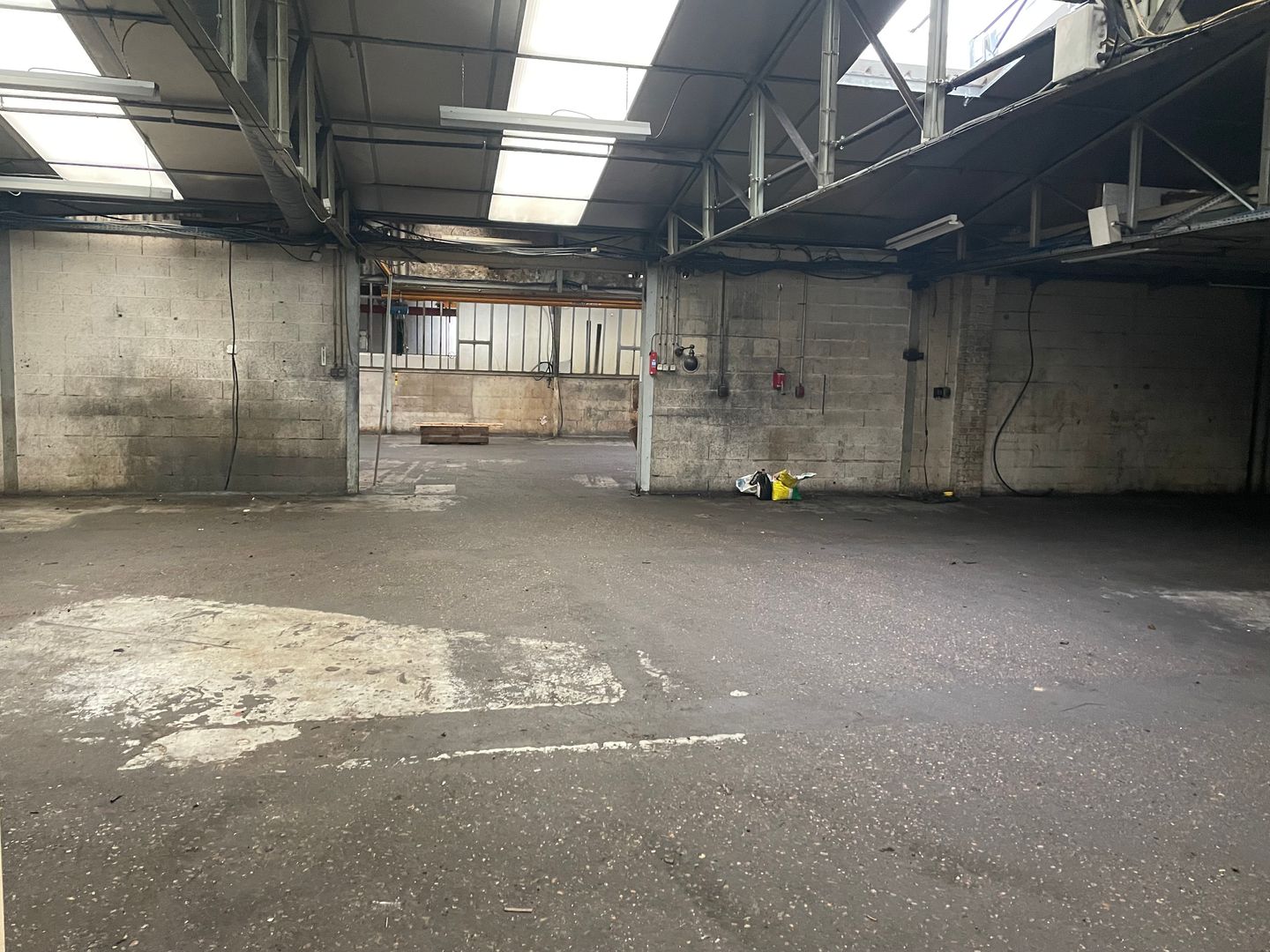 entrepôt de 1&nbsp;850m², Presles (Val-d'Oise)