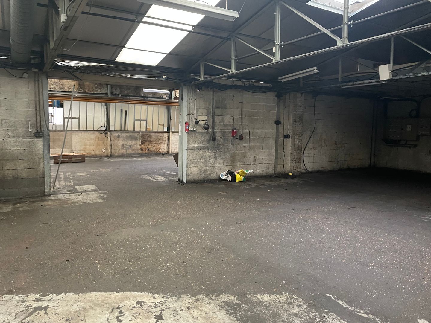 entrepôt de 1&nbsp;850m², Presles (Val-d'Oise)