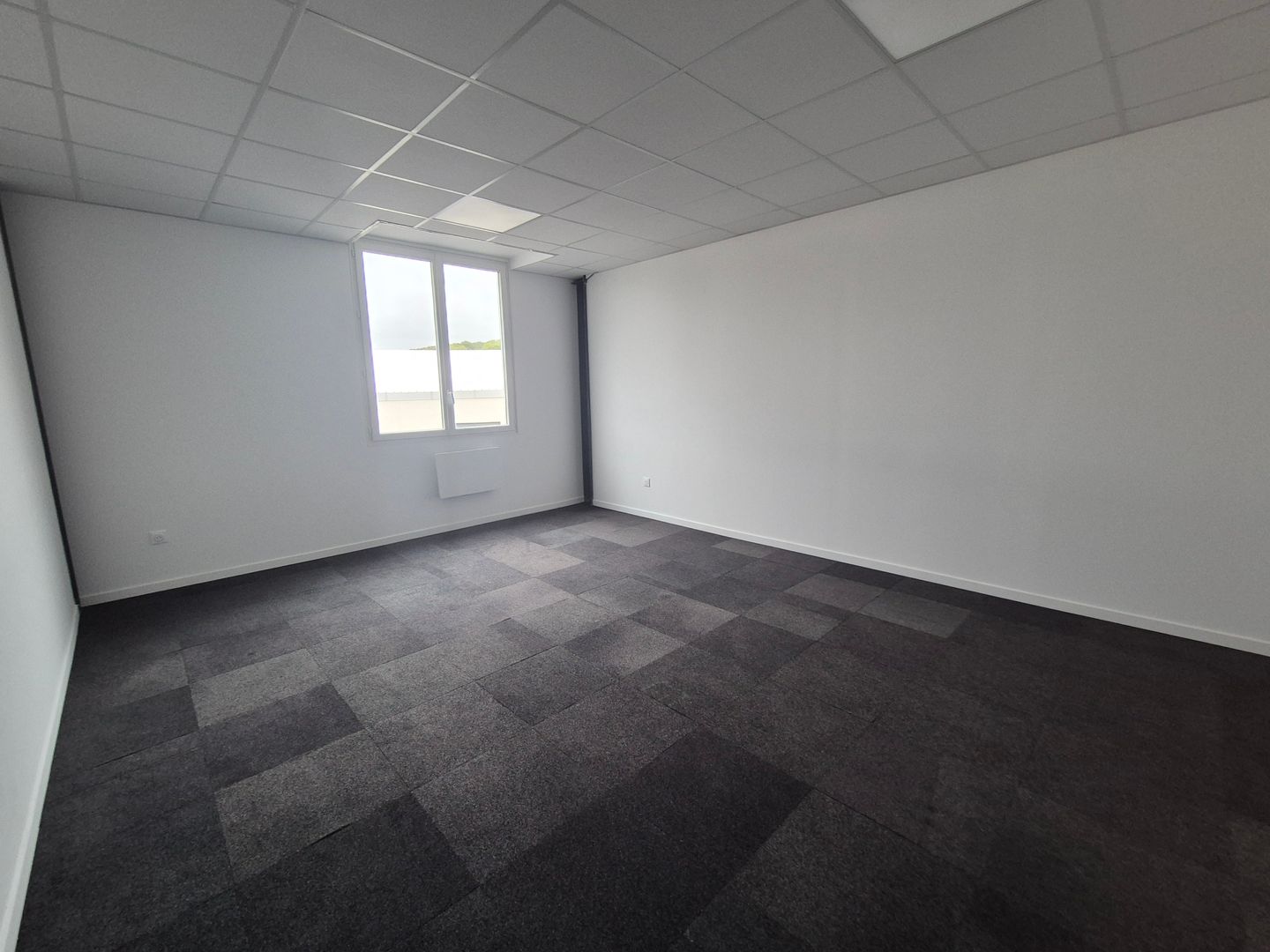 local d'activités de 260m², Asnières-sur-Oise (Val-d'Oise)