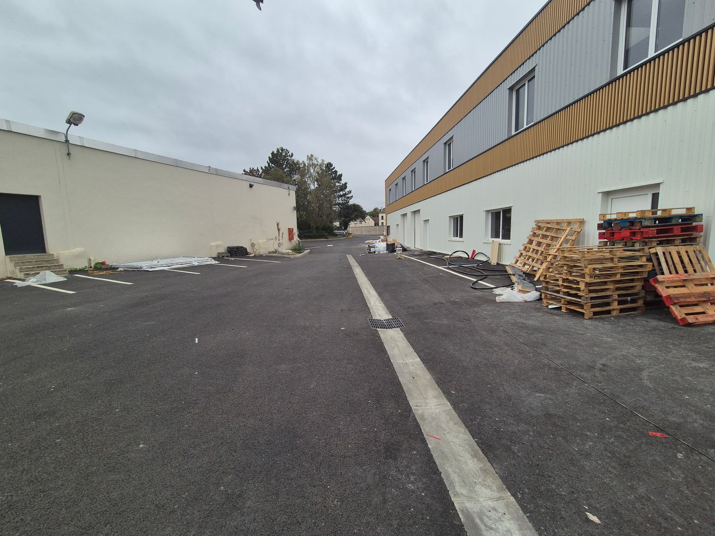 local d'activités de 260m², Asnières-sur-Oise (Val-d'Oise)
