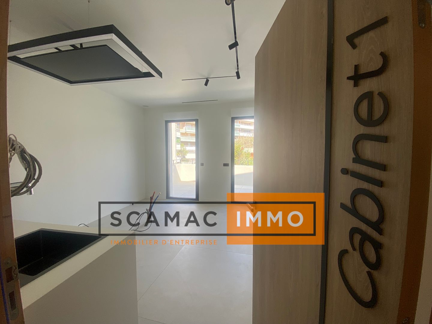 local d'activités de 208m², Marseille 14 (Bouches-du-Rhône)