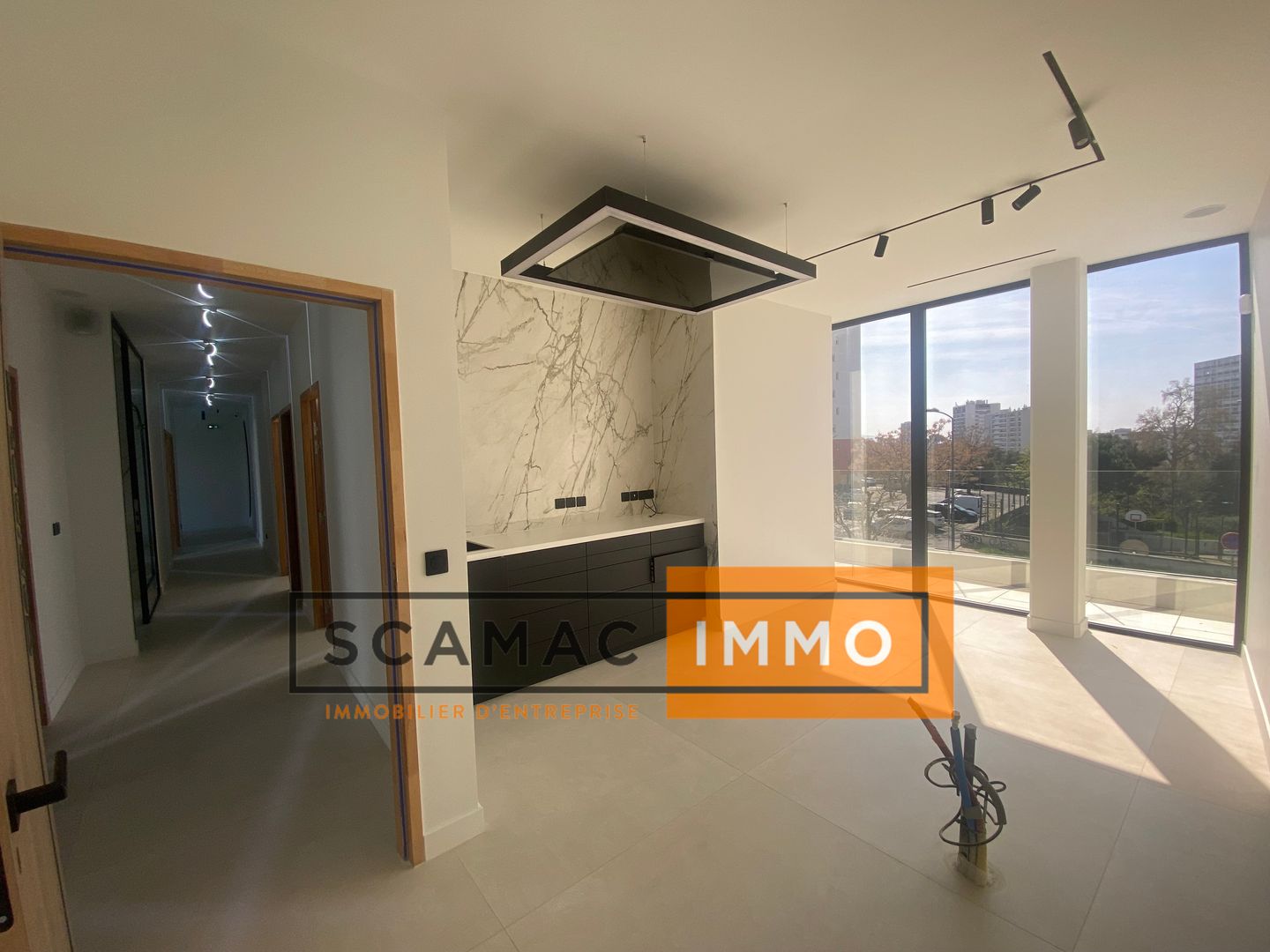 local d'activités de 208m², Marseille 14 (Bouches-du-Rhône)