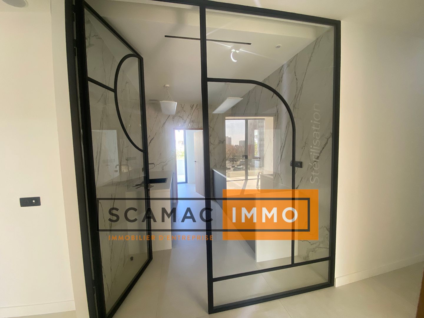 local d'activités de 208m², Marseille 14 (Bouches-du-Rhône)