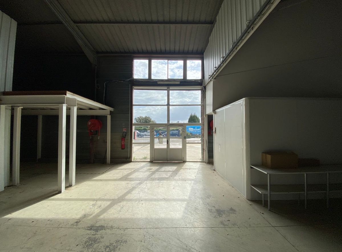 entrepôt de 1&nbsp;248m², Chanteloup-les-Vignes (Yvelines)